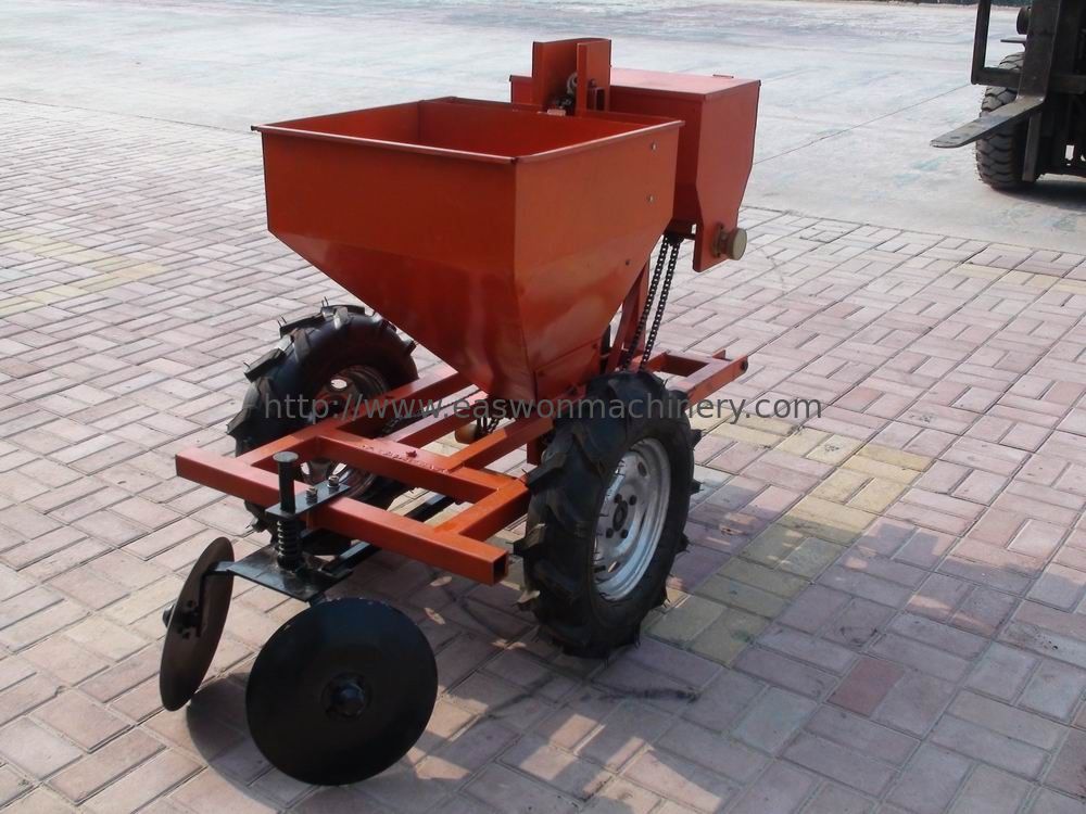 18hp Small Scale Agricultural Machinery 0.1hm2/H Potato Planter Machine